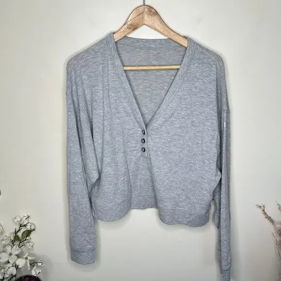 ALO YOGA Alolux Soho Cropped Henley Top Heather Gray Sz M {OO27} - Picture 2 of 4